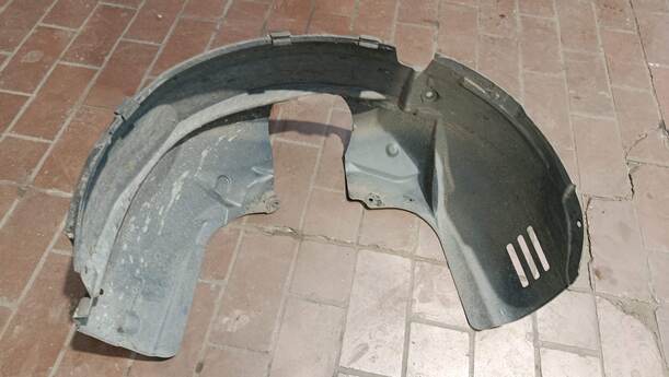 Foto: RADHAUSSCHALE / INNENKOTFLÜGEL RECHTS eines Ford Fiesta 1.25