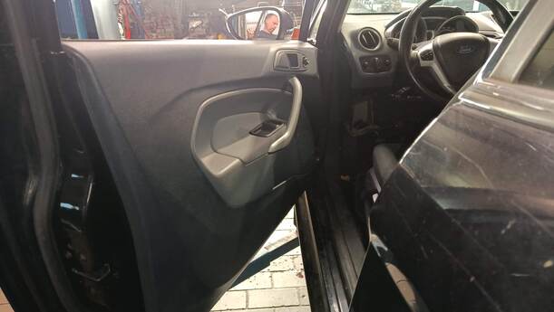 Foto: TÜR VORN LINKS ( 2/3-TÜRER) eines Ford Fiesta 1.25