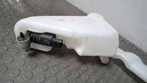 Foto: SCHEIBENWASCHBEHÄLTER eines VW Polo 1.2