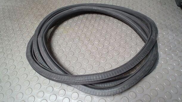Foto: TÜRDICHTUNG LINKS ( 2/3 TÜRER ) eines VW Polo 1.2