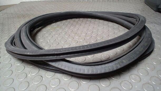 Foto: TÜRDICHTUNG LINKS ( 2/3 TÜRER ) eines VW Polo 1.2