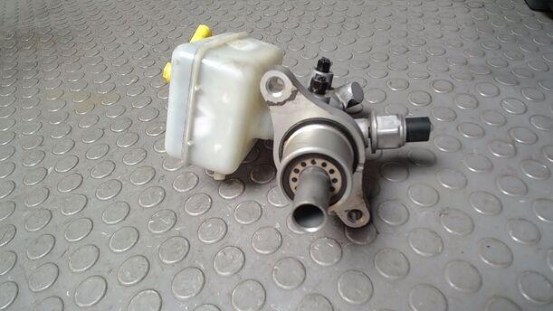 Foto: HAUPTBREMSZYLINDER eines VW Golf Variant 1.6