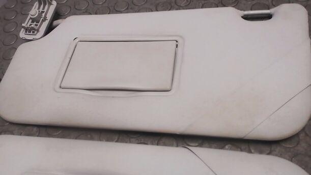 Foto: SONNENBLENDEN VORN eines Ford Fiesta 1.25