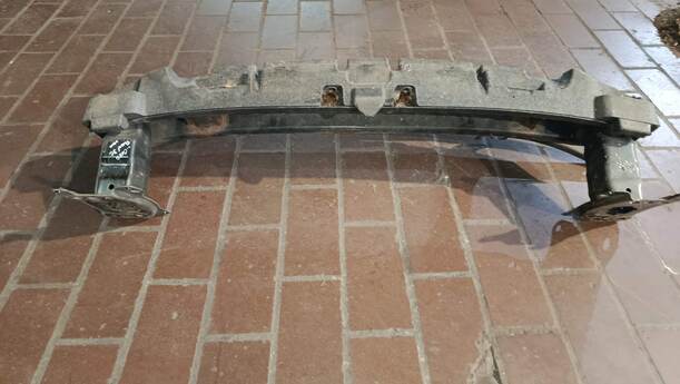 Foto: VERSTÄRKUNG VORN eines VW Passat 2.0 TDI DPF