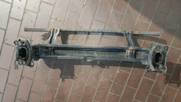 Foto: VERSTÄRKUNG VORN eines VW Passat 2.0 TDI DPF