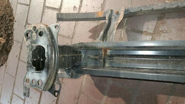 Foto: VERSTÄRKUNG VORN eines VW Passat 2.0 TDI DPF