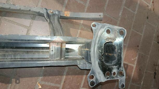 Foto: VERSTÄRKUNG VORN eines VW Passat 2.0 TDI DPF