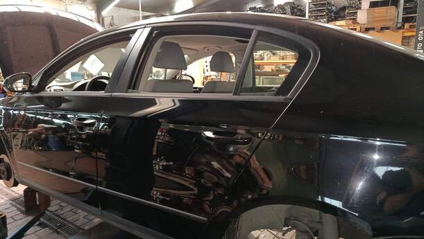 Foto: TÜR HINTEN LINKS ( LIMOUSINE ) eines VW Passat 2.0 TDI DPF