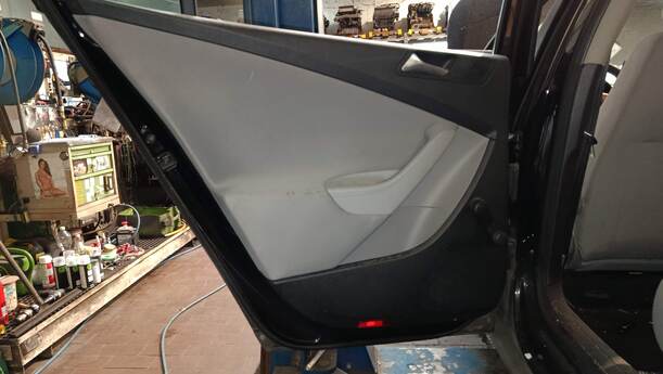 Foto: TÜR HINTEN LINKS ( LIMOUSINE ) eines VW Passat 2.0 TDI DPF