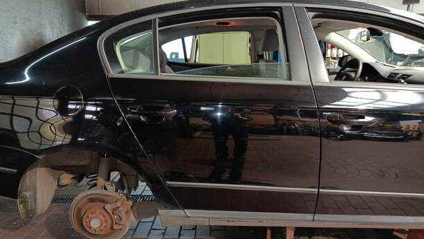Foto: TÜR HINTEN RECHTS ( LIMOUSINE ) eines VW Passat 2.0 TDI DPF