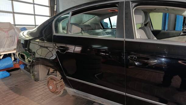 Foto: TÜR HINTEN RECHTS ( LIMOUSINE ) eines VW Passat 2.0 TDI DPF