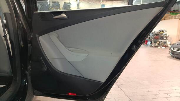 Foto: TÜR HINTEN RECHTS ( LIMOUSINE ) eines VW Passat 2.0 TDI DPF