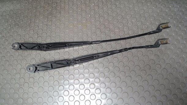 Foto: SCHEIBENWISCHERARME VORN eines VW Passat 2.0 TDI DPF