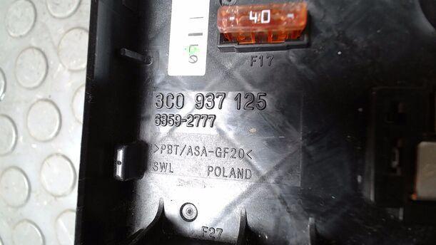 Foto: SICHERUNGSKASTEN ZENTRALELEKTRIK eines VW Passat 2.0 TDI DPF
