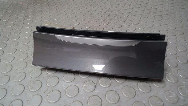 Foto: ASCHENBECHER/ ABLAGEFACH MITTELKONSOLE eines VW Passat 2.0 TDI DPF