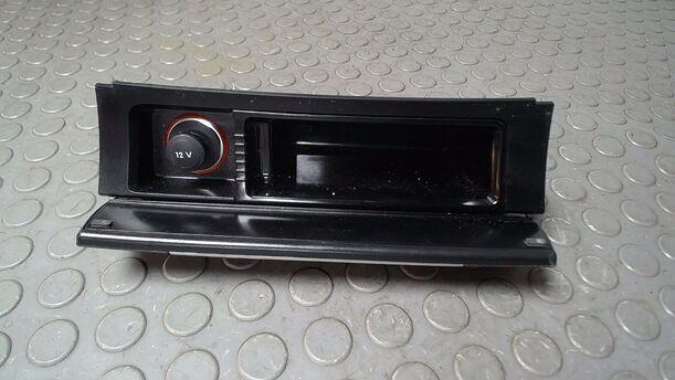 Foto: ASCHENBECHER/ ABLAGEFACH MITTELKONSOLE eines VW Passat 2.0 TDI DPF