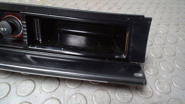 Foto: ASCHENBECHER/ ABLAGEFACH MITTELKONSOLE eines VW Passat 2.0 TDI DPF