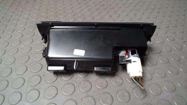 Foto: ASCHENBECHER/ ABLAGEFACH MITTELKONSOLE eines VW Passat 2.0 TDI DPF