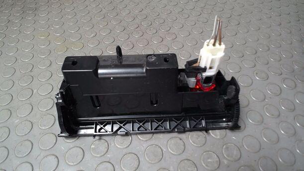 Foto: ASCHENBECHER/ ABLAGEFACH MITTELKONSOLE eines VW Passat 2.0 TDI DPF