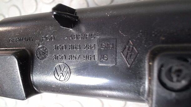 Foto: ASCHENBECHER/ ABLAGEFACH MITTELKONSOLE eines VW Passat 2.0 TDI DPF