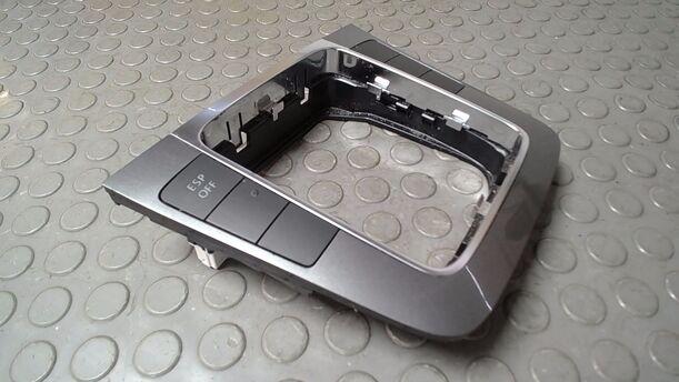 Foto: BLENDE MITTELKONSOLE eines VW Passat 2.0 TDI DPF