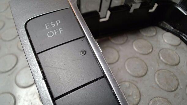 Foto: BLENDE MITTELKONSOLE eines VW Passat 2.0 TDI DPF