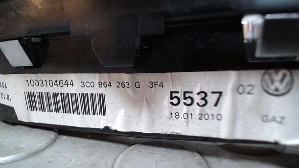 Foto: BLENDE MITTELKONSOLE eines VW Passat 2.0 TDI DPF