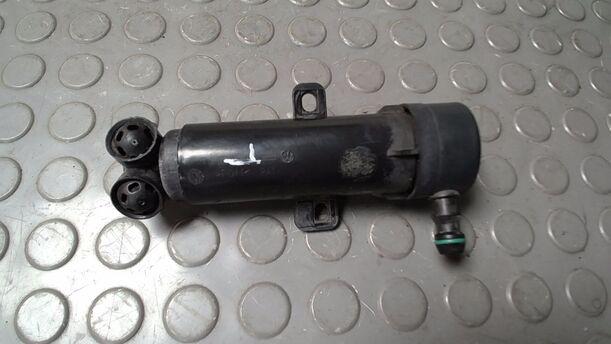 Foto: DÜSE SCHEINWERFERREINIGUNG LINKS eines VW Passat 2.0 TDI DPF