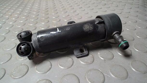 Foto: DÜSE SCHEINWERFERREINIGUNG LINKS eines VW Passat 2.0 TDI DPF