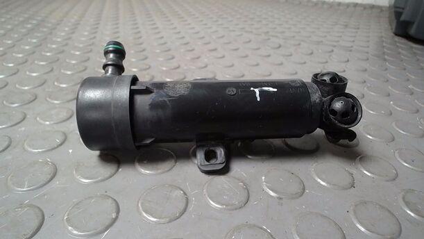 Foto: DÜSE SCHEINWERFERREINIGUNG LINKS eines VW Passat 2.0 TDI DPF