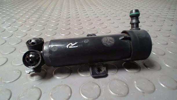 Foto: DÜSE SCHEINWERFERREINIGUNG RECHTS eines VW Passat 2.0 TDI DPF