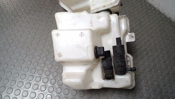Foto: SCHEIBENWASCHBEHÄLTER eines VW Passat 2.0 TDI DPF