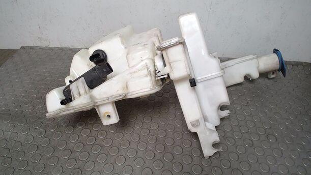 Foto: SCHEIBENWASCHBEHÄLTER eines VW Passat 2.0 TDI DPF