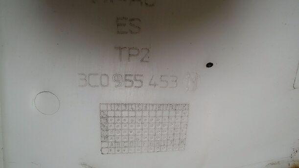 Foto: SCHEIBENWASCHBEHÄLTER eines VW Passat 2.0 TDI DPF