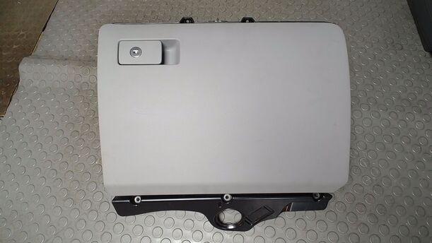 Foto: HANDSCHUHFACH eines VW Passat 2.0 TDI DPF