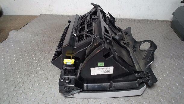 Foto: HANDSCHUHFACH eines VW Passat 2.0 TDI DPF