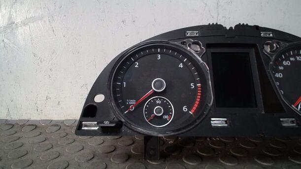 Foto: TACHOEINHEIT/ KOMBIINSTRUMENT eines VW Passat 2.0 TDI DPF