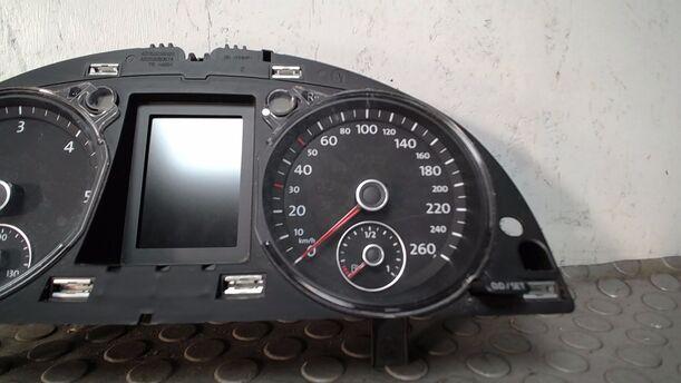 Foto: TACHOEINHEIT/ KOMBIINSTRUMENT eines VW Passat 2.0 TDI DPF