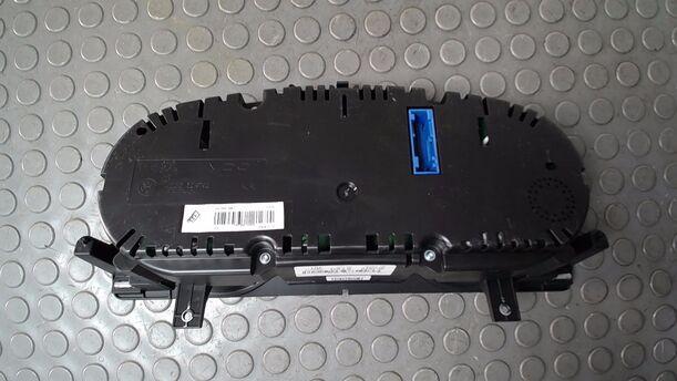 Foto: TACHOEINHEIT/ KOMBIINSTRUMENT eines VW Passat 2.0 TDI DPF