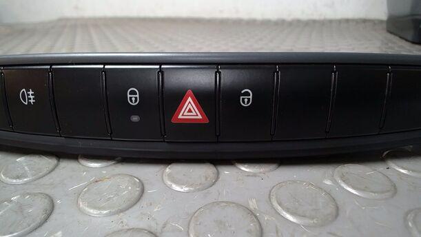 Foto: SCHALTER WARNBLINKANLAGE/ SCHALTERLEISTE MITTELKONSOLE eines Smart smart forfour