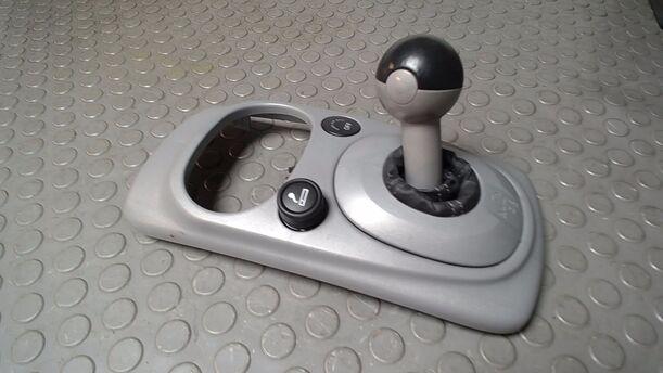 Foto: SCHALTKNAUF/ BLENDE MITTELKONSOLE eines Smart smart forfour Trendline