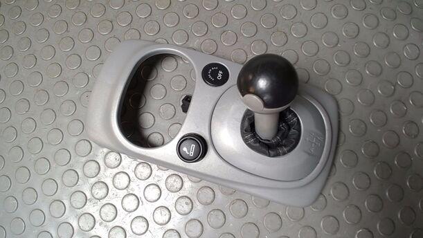 Foto: SCHALTKNAUF/ BLENDE MITTELKONSOLE eines Smart smart forfour Trendline
