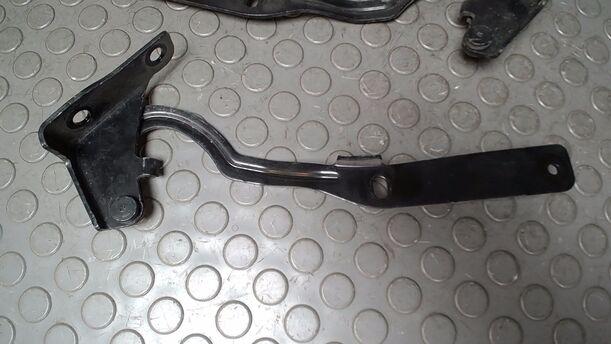 Foto: HAUBESCHARNIERE/ SCHARNIER MOTORHAUBE eines Smart smart forfour Trendline