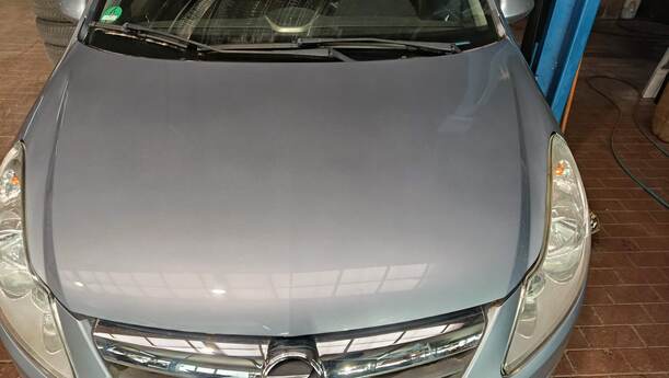 Foto: MOTORHAUBE eines Opel Corsa 1.2 16V