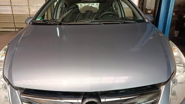 Foto: MOTORHAUBE eines Opel Corsa 1.2 16V