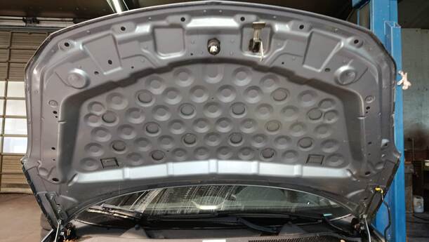 Foto: MOTORHAUBE eines Opel Corsa 1.2 16V