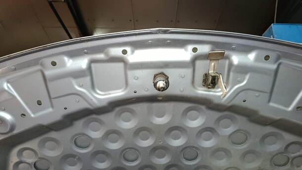 Foto: MOTORHAUBE eines Opel Corsa 1.2 16V