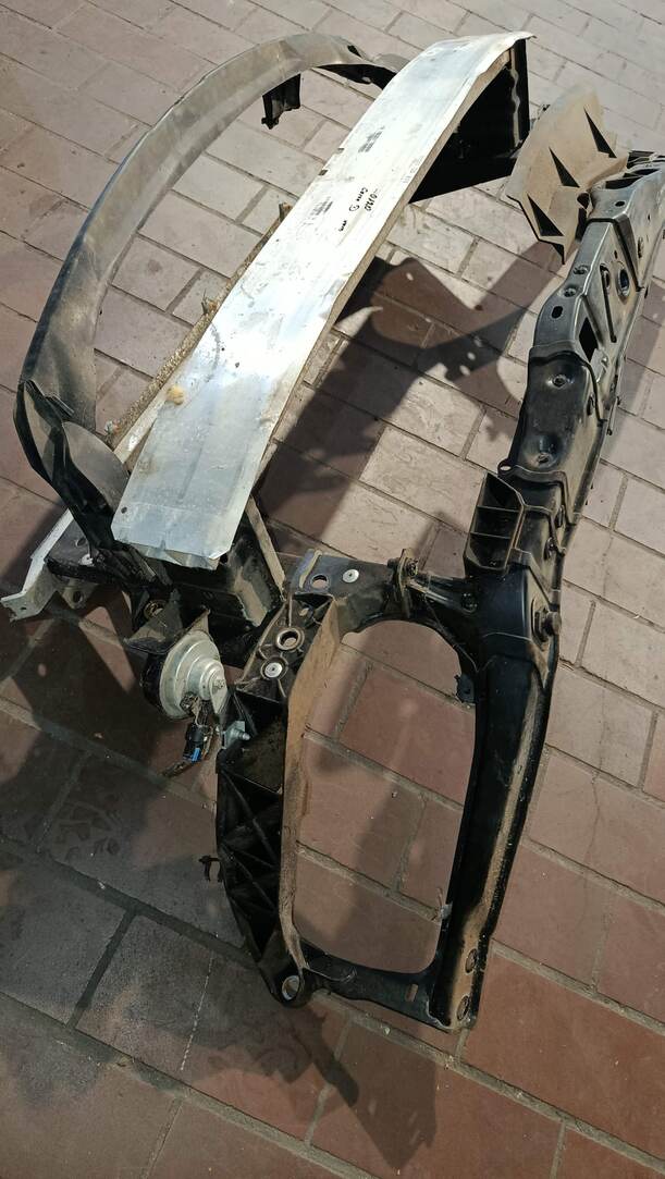 Foto: FRONTBLECH/ SCHLOSSTRÄGER eines Opel Corsa 1.2 16V