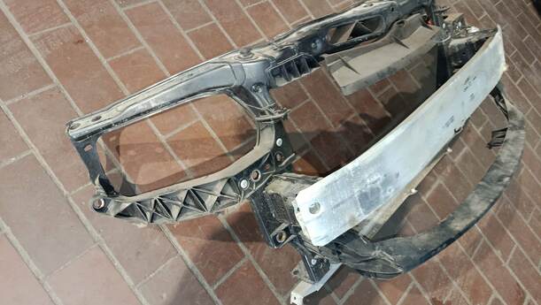 Foto: FRONTBLECH/ SCHLOSSTRÄGER eines Opel Corsa 1.2 16V