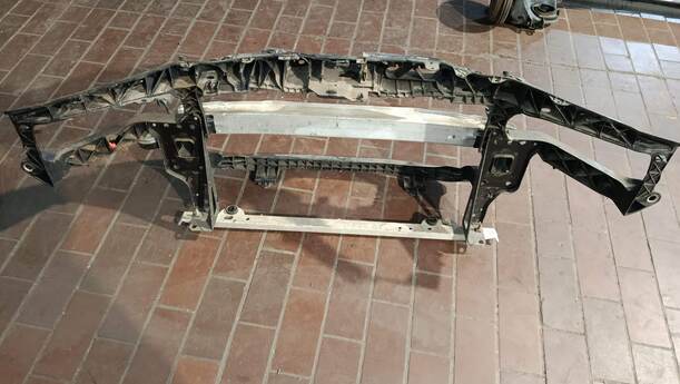 Foto: FRONTBLECH/ SCHLOSSTRÄGER eines Opel Corsa 1.2 16V